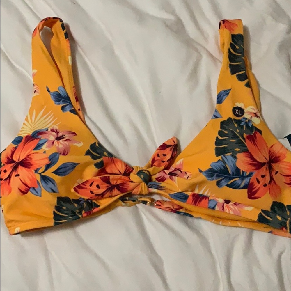 BRAND NEW HOLLISTER FLORAL SCOOP TOP